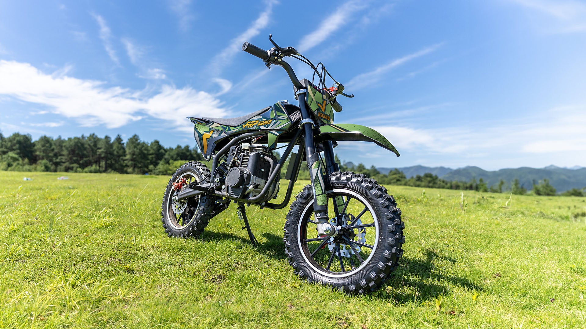 Ogemaw 40, a mini dirt bike for kids, is on the grassland.
